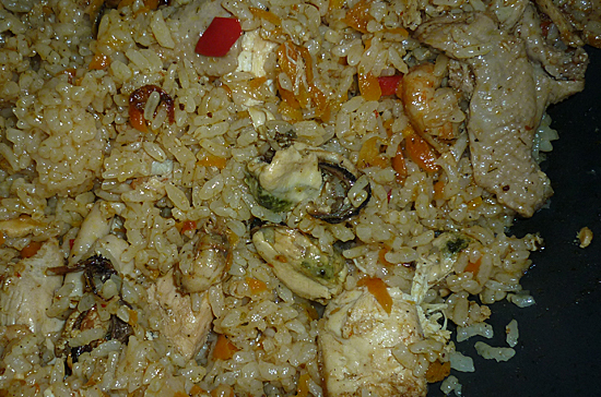 Паелла (острый рис с курицей, рыбой, овощами
