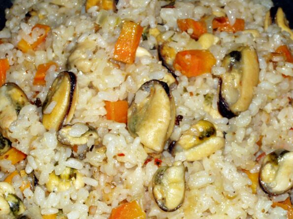 Рис с мидиями и овощами