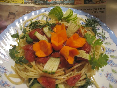 Спагетти из овощей с соусом из помидоров и базилика