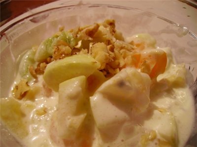 Фруктовый салат с ореховым соусом