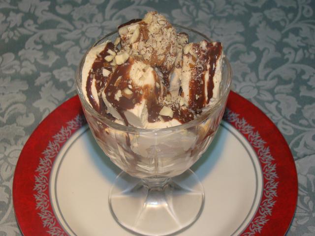 Мороженое с шоколадным соусом (2)