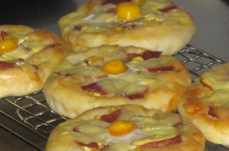 Мини-пицца с перепелиными яйцами