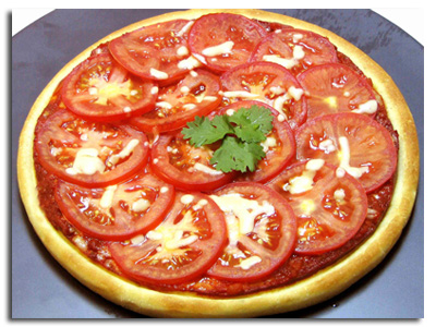 Пицца с помидорами