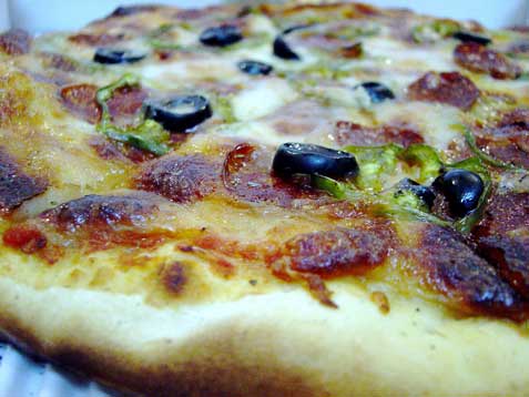 Пицца с рыбой и маслинами