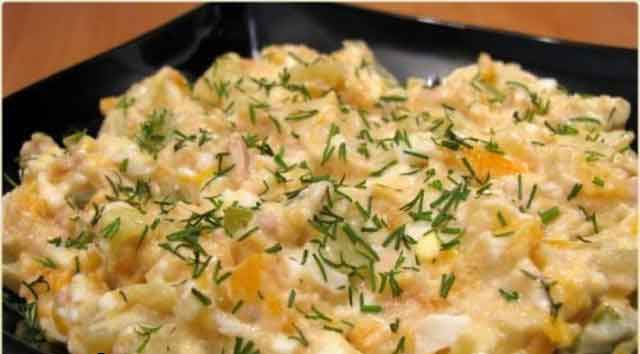Салат из яиц с солеными или маринованными огурцами