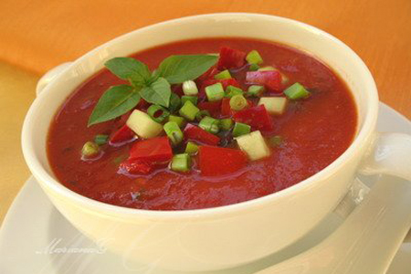 Холодный суп из перца с овощной приправо