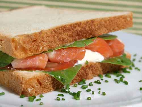 Сэндвич со шпинатом и лососем