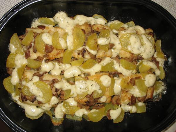 Картофель, запеченный с грибами в сметанном соусе