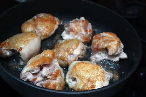 Курица тушеная с виноградом и хересом