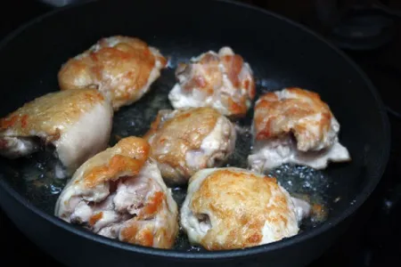 Курица тушеная с виноградом и хересом