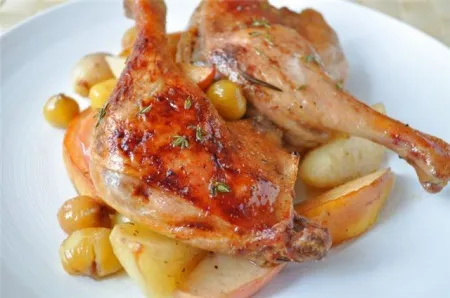 Утиная ножка с яблоками и луковым джемом