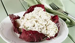 Салат из курицы, орехов и клюквы