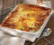 Картофельная запеканка с мясом индейки и клюквенным соусом