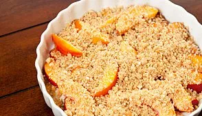 Персиковый пирог с овсянкой и корицей