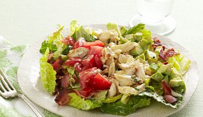 Рецепт - Салат с крабами и куриным филе