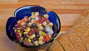 Салат с кинзой и фасолью
