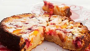 Пирог с нектаринами и мускатным орехом