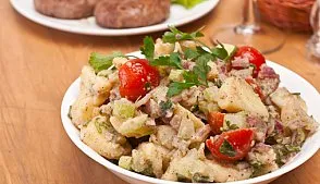 Немецкий картофельный салат с колбасой и капустой