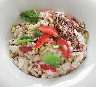 Ризотто с клубникой, мятой, фисташками и шоколадом