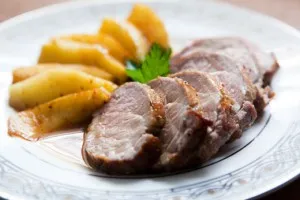 Запеченное мясо с яблоками