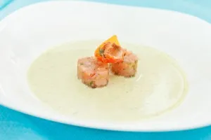 Вкусный сырный суп вместе с лососем