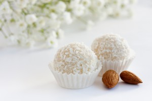 Рецепт - Домашние конфеты с кокосом на 14 февраля