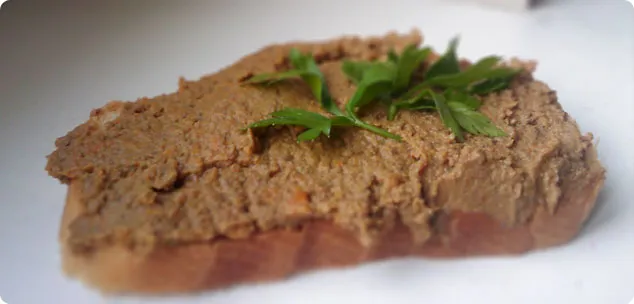 Печёночный паштет рулетом со сливочным маслом