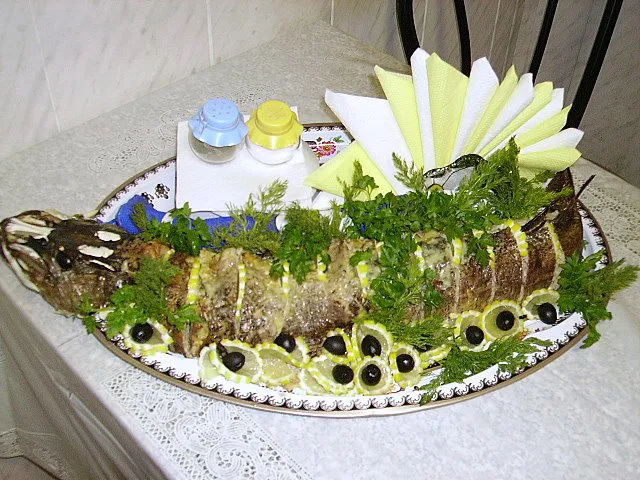 Щука, фаршированная яйцами, сыром и сладким перцем, отварная в салфетке