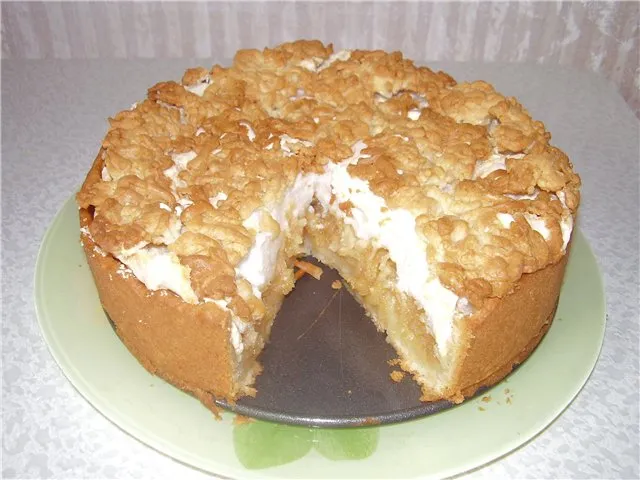Пирог с яблоками с безе