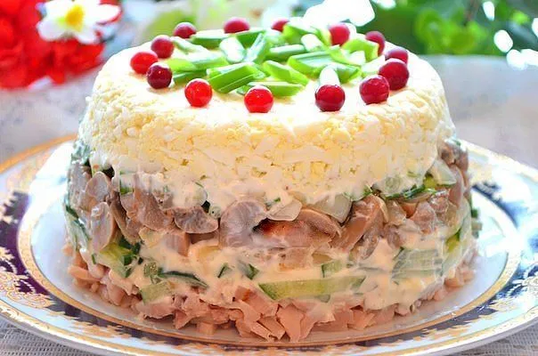 Салат из куриной грудки и грибов