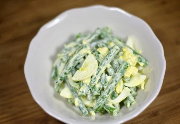 Салат из стручковой фасоли с яйцом