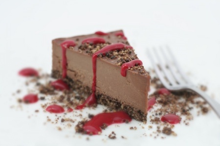 Шоколадно-вишневый чизкейк – рецепт на 8 марта. Превосходный праздничный десерт.