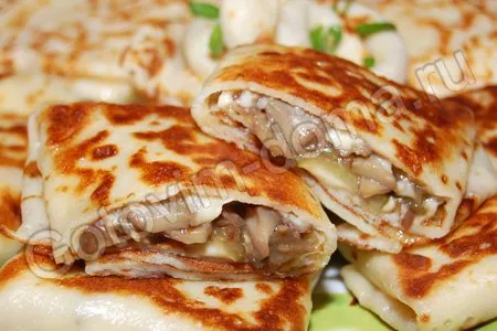Блинчики с фаршем из сушёных грибов со сметаной