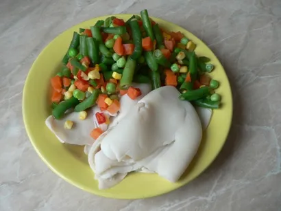 Кальмары, тушенные с овощами