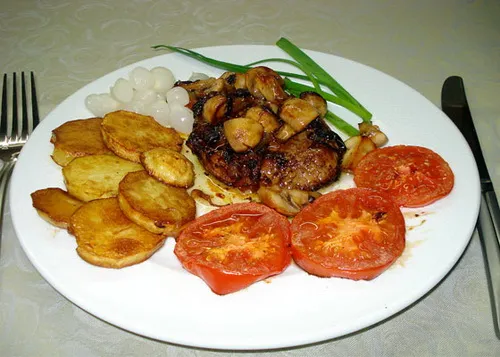 Бифштекс с грибами и овощами