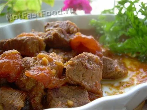 Говядина, тушенная с помидорами