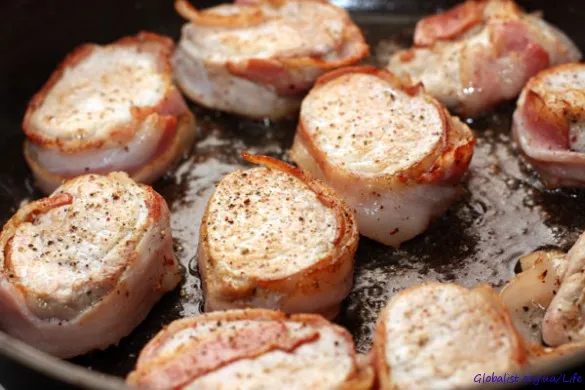 Медальоны из свинины, запечённые с грибами, помидорами и гаудой