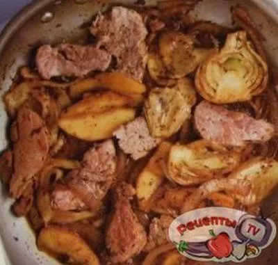 Свиное жаркое с фруктами