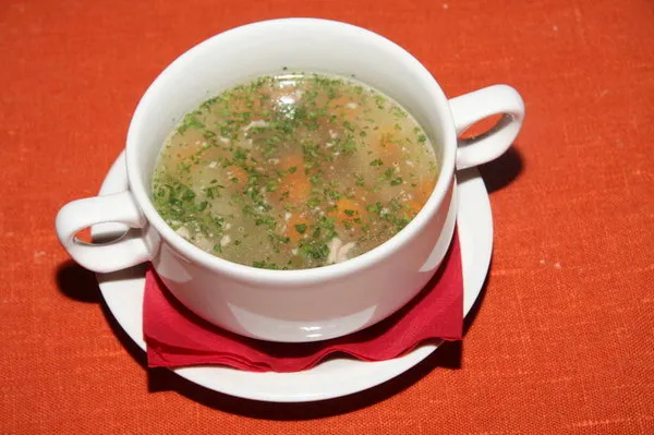 Прозрачный мясной бульон на говяжьих костях с мякотью