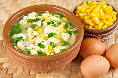 Бульон с омлетом и кукурузой