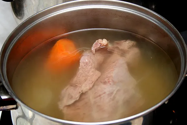 Традиционный мясной бульон с овощами