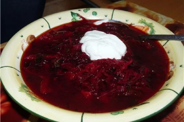 Бульон мясной со свеклой