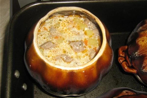 Бульон с овощами и цыпленком в горш