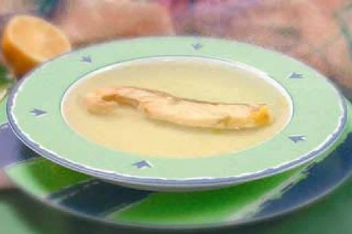 Рыбный бульон из филе с луком и корнем петрушки