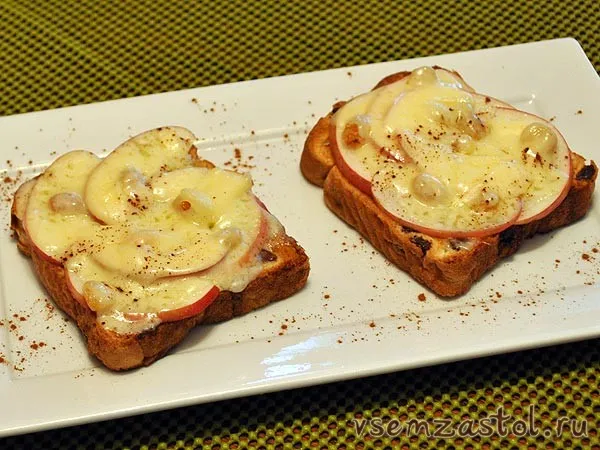 Тосты с яблоками и сыром