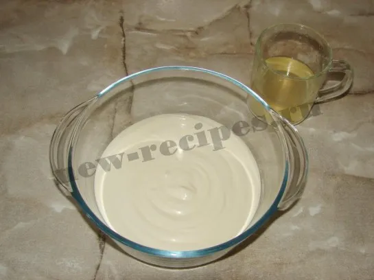 Фруктовый десерт с киви, клубникой и сливками