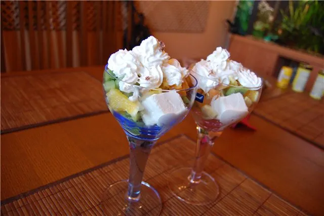 Фруктовый десерт с мороженым и шоколадом
