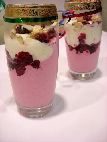 Десерт из манго с малиной