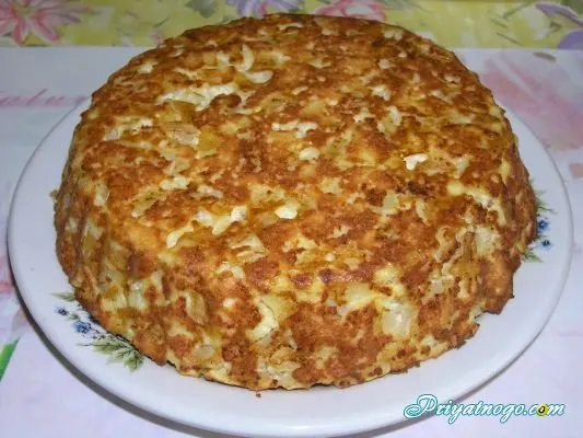 Творожная запеканка с яблоками и изюмом