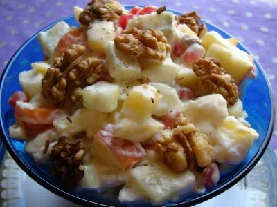 Десертный салат из яблок с грецкими орехами
